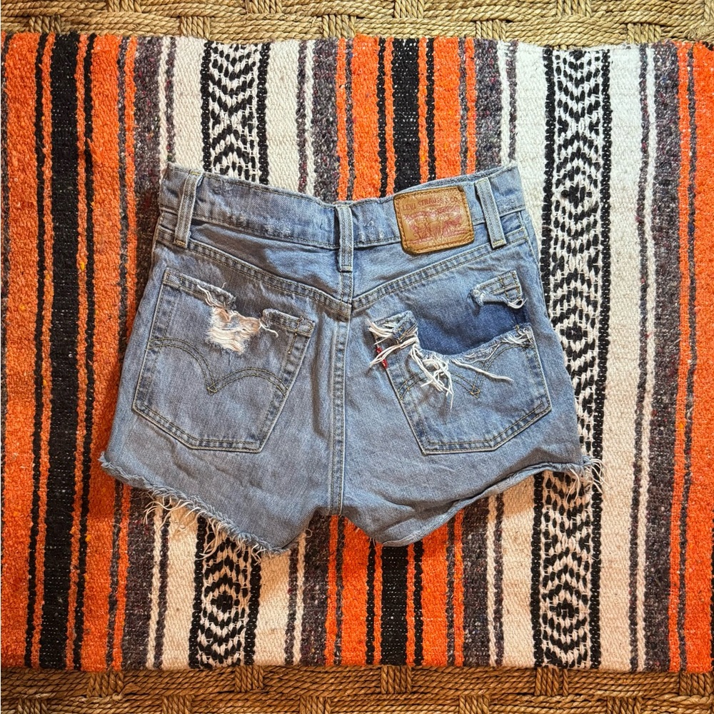 high waisted distressed levi shorts